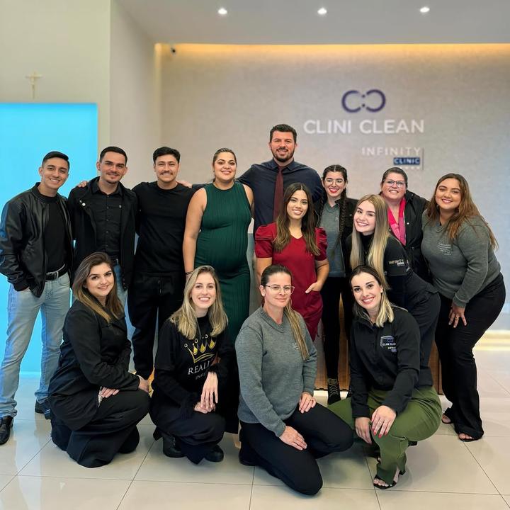 Equipe da Clini Clean na recepção da clínica